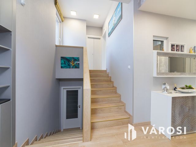 Panorámás luxus családi ház medencével Csömörön eladó!