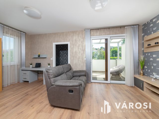 Panorámás luxus családi ház medencével Csömörön eladó!