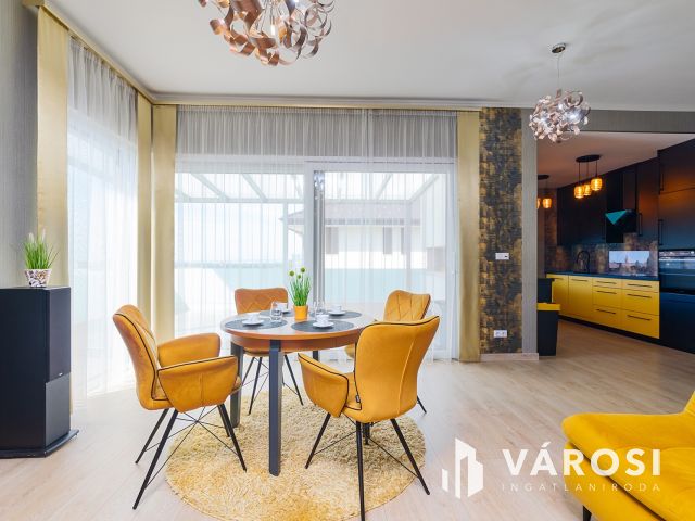 Panorámás luxus családi ház medencével Csömörön eladó!