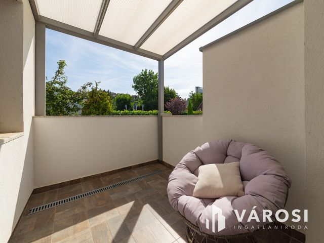 Panorámás luxus családi ház medencével Csömörön eladó!