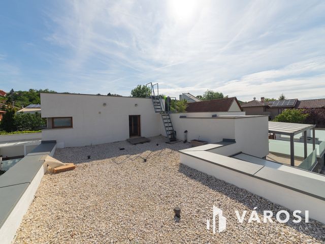 Panorámás luxus családi ház medencével Csömörön eladó!