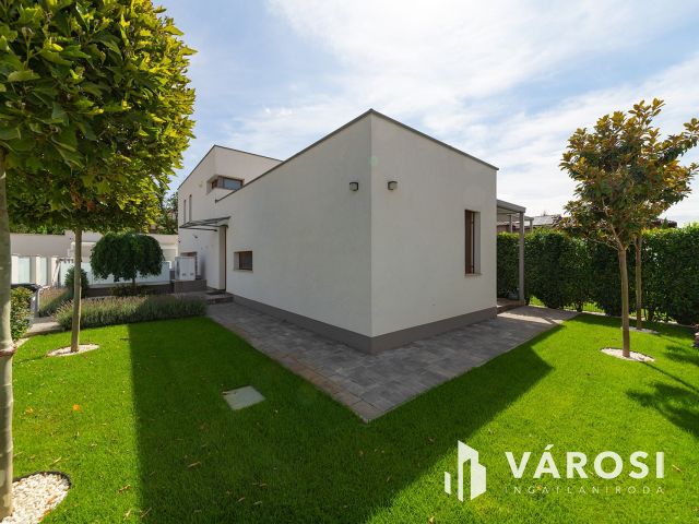 Panorámás luxus családi ház medencével Csömörön eladó!