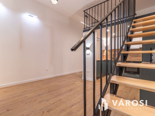 Galériás okosotthon eladó a Visegrádi utca elején!