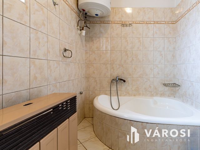 Tárnokon, jó helyen, nagy saroktelken, Kádárkocka eladó