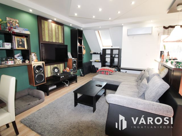 Újszerű, belső kétszintes modern lakás eladó Deszken