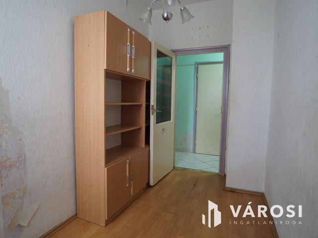 Platán soron, földszinti lakás