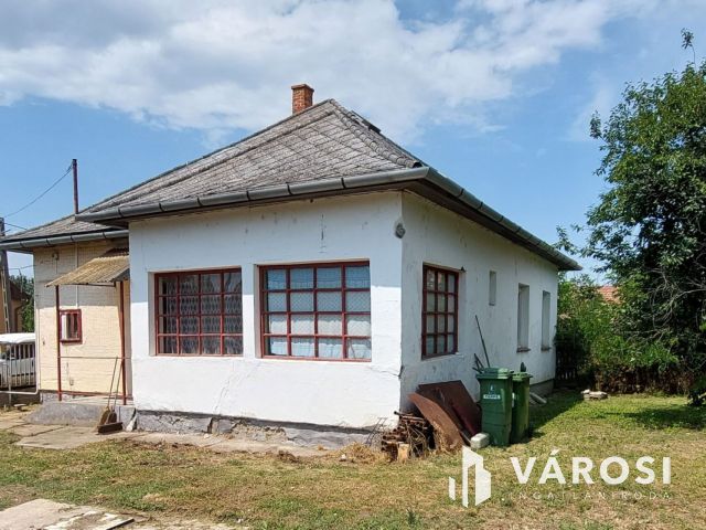 Otthonteremtés céljára, stabil, tégla falazatú kertes ház