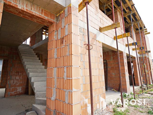 Eladó modern 4 szobás ikerfél nagy teraszokkal