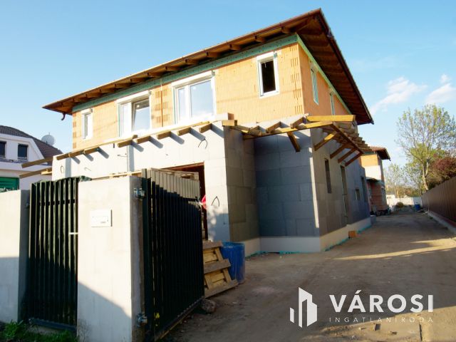 Új építésű ikerfél csendes utcában eladó