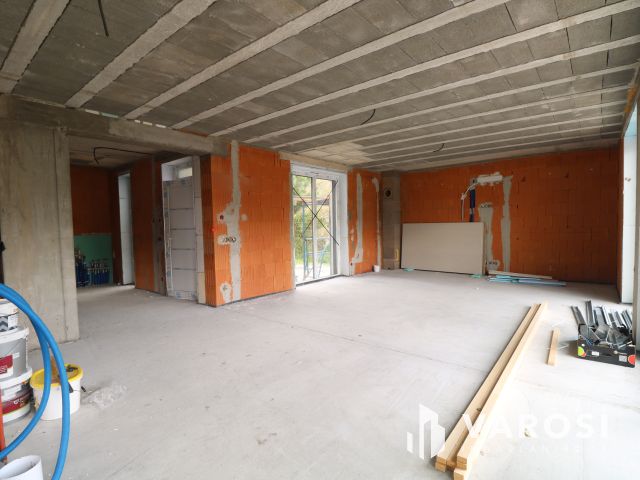 Szöregen kulcsrakész családi ház eladó.