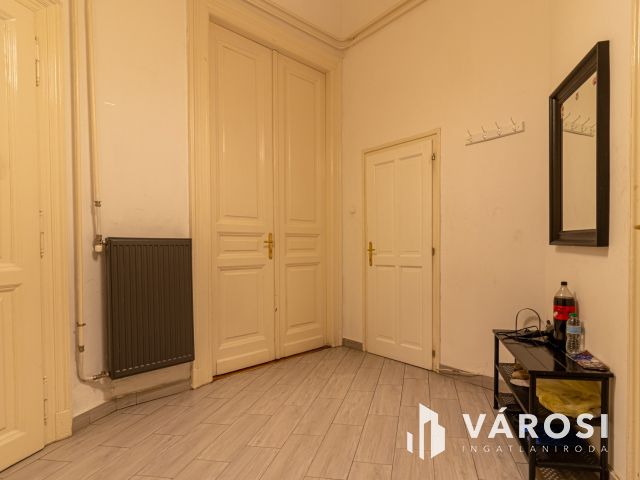 Jó állapotú magasföldszinti lakás az Urániánál!