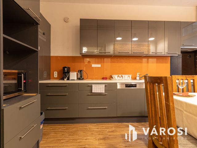 Jó állapotú magasföldszinti lakás az Urániánál!
