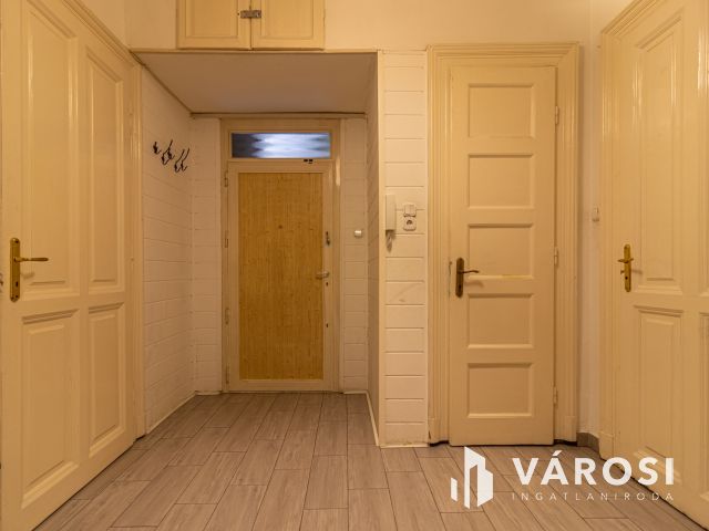 Jó állapotú magasföldszinti lakás az Urániánál!