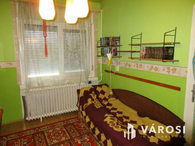 Részlegesen felújított családi ház, Garázzsal, Orosházán!