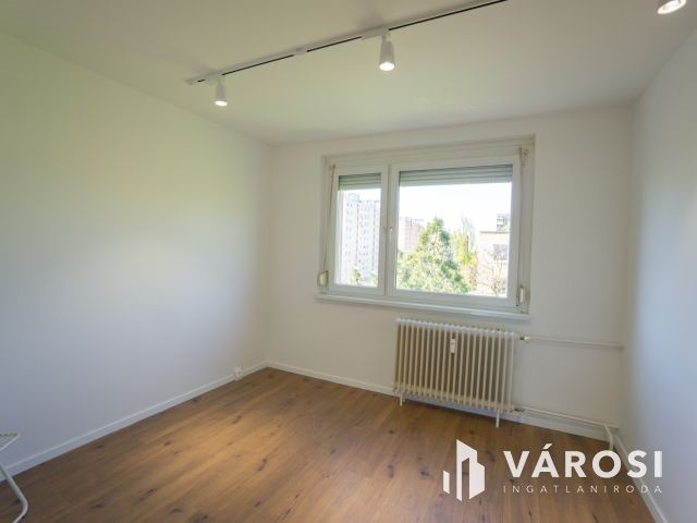 Felújított 3 szobás lakás szigetelt társasázban