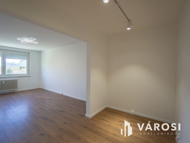 Felújított 3 szobás lakás szigetelt társasázban