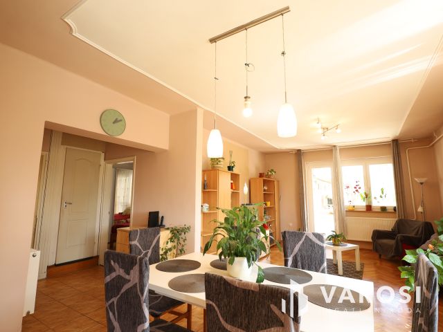 „4 külön szoba,de igény szerint akár 6 szobássá alakítható.”