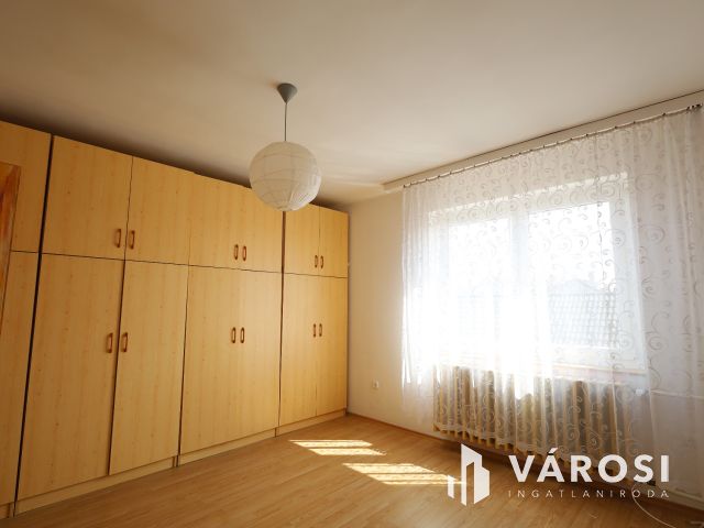 „4 külön szoba,de igény szerint akár 6 szobássá alakítható.”