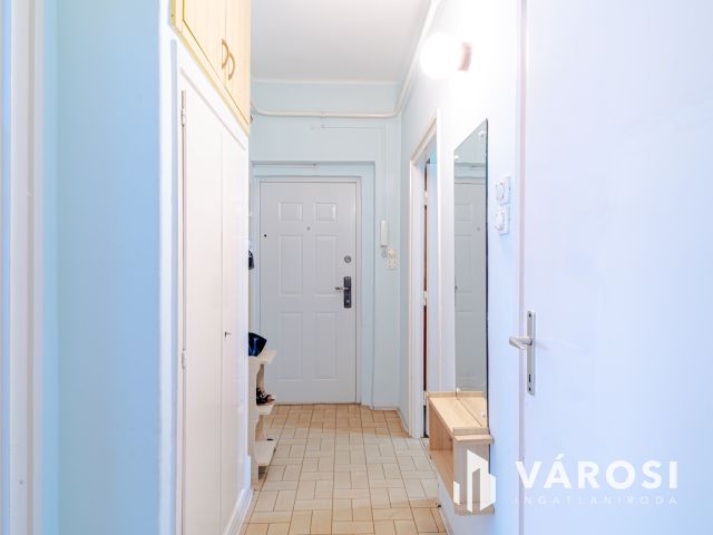 Szentháromság utcában korszerűsítendő 2 szobás lakás
