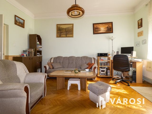 Kétszintes ötszobás-tégla falazatú családi ház Jamina elején