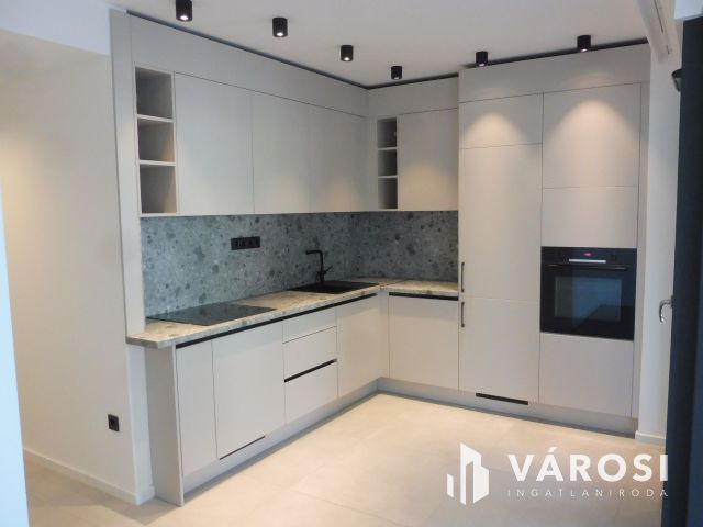 5 Csillagos elsőemeleti lakás Újszegeden Kiadó.