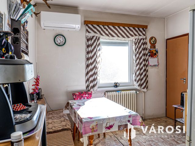 Napfényes otthon Pécelen, hatalmas alagsorral