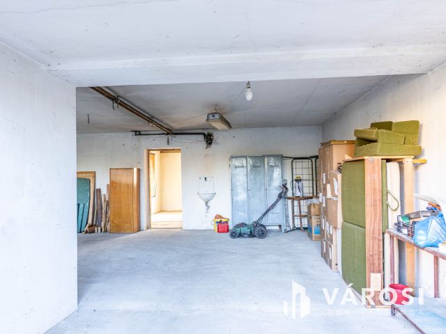 Napfényes otthon Pécelen, hatalmas alagsorral