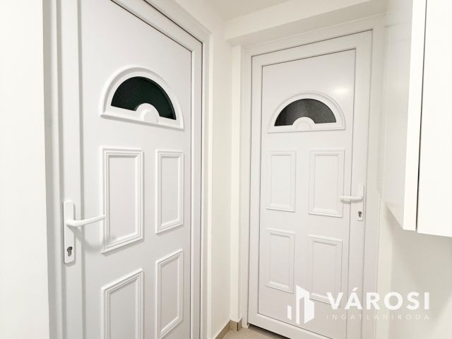 Felújított, berendezett lakás a Palotanegyedben eladó