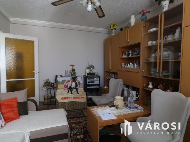 Algyői panel lakás, közel a fürdőhöz.