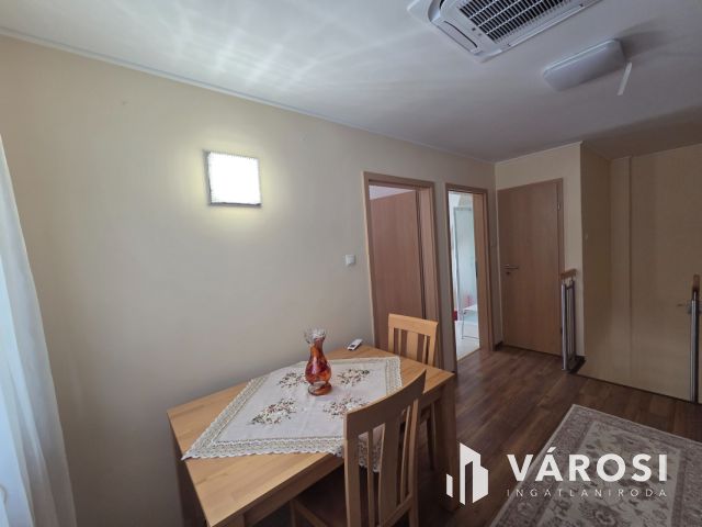 Győr-Szabadhegyen kifogástalan állapotú ikerház eladó