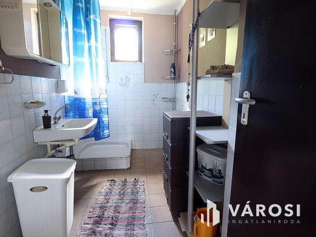 Parád központjában eladó sok lehetőséget rejtő családi ház