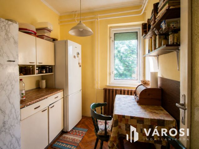 Két szint. Saját kert. Kivételes elhelyezkedés.