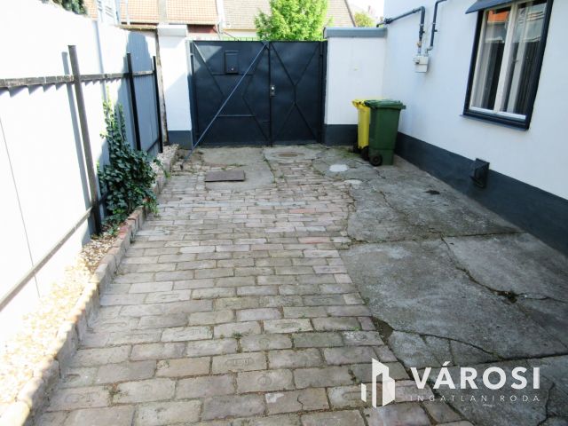 Orosházán, a belvárosban, családi ház eladó!