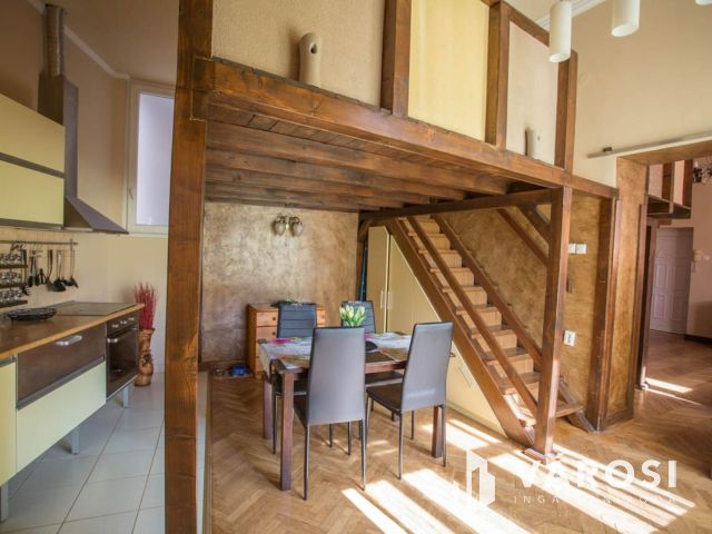 Nagyon belvárosi galériás tégla lakás kiadó