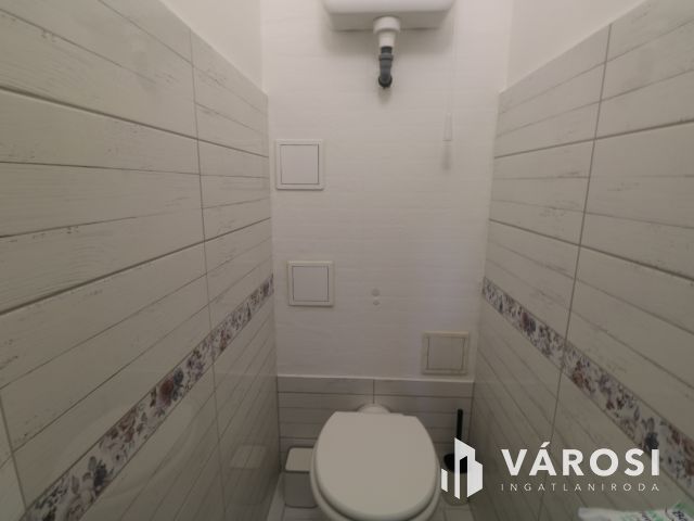 KIADÓ,3 külön álló szobás, csodaszép panel.