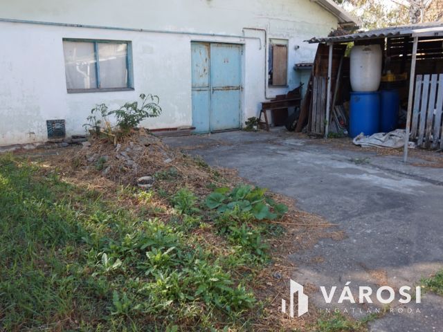 Téglaház Tarjánban tágas telken